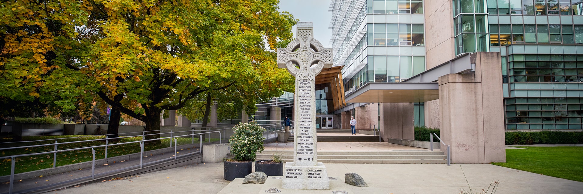 View of the cenotaph in front of Richmond City Hall